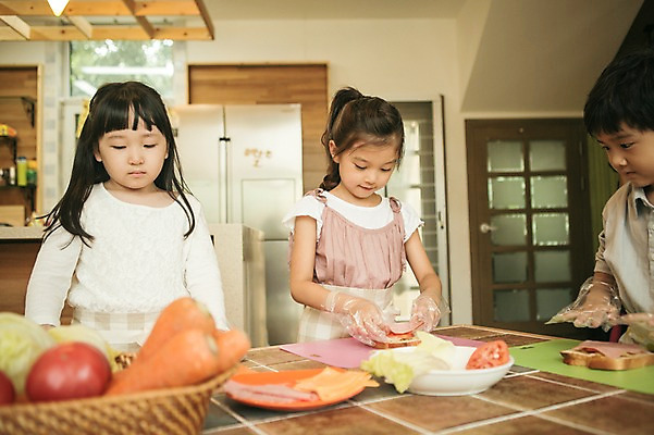 포토 JPG 라이프스타일 여자 남자 어린이라이프 어린이 채소 모션 함께함 실내 샌드위치 요리 서기 사람 동양인 상반신 앞모습 세명 유치원 유치원생 한국인 체험학습 체험 요리중 어린이만 국내포토 교육 음식 뷰포인트 컨셉 인종 내부 생활 파일형식