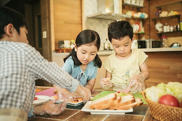 포토 JPG 라이프스타일 여자 남자 어린이라이프 어린이 모션 함께함 실내 샌드위치 요리 서기 사람 동양인 상반신 앞모습 뒷모습 세명 유치원 유치원생 한국인 체험학습 체험 요리중 어린이만 국내포토 교육 음식 뷰포인트 컨셉 인종 내부 생활 파일형식