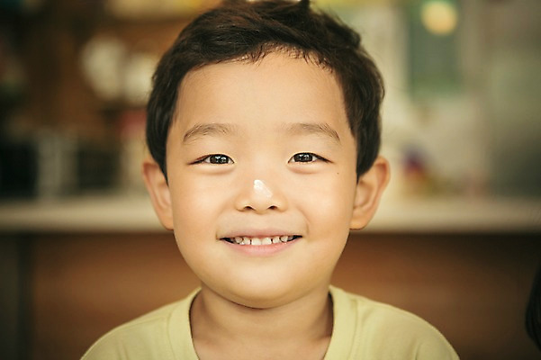 포토 JPG 라이프스타일 남자 어린이라이프 어린이 모션 실내 한명 서기 미소 사람 동양인 상반신 앞모습 유치원 유치원생 한국인 체험학습 체험 즐거움 남자만 남자한명만 어린이만 소년만 소년한명만 국내포토 1 교육 감정 뷰포인트 컨셉 표정 인종 내부 생활 파일형식