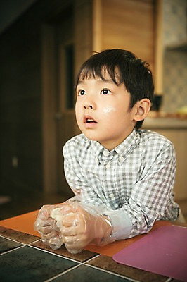 포토 JPG 라이프스타일 응시 남자 어린이라이프 어린이 모션 실내 한명 서기 들기 사람 동양인 상반신 앞모습 유치원 유치원생 한국인 체험학습 체험 지루함 반죽 요리중 남자만 남자한명만 어린이만 소년만 소년한명만 국내포토 1 시선 교육 감정 뷰포인트 컨셉 인종 내부 생활 파일형식
