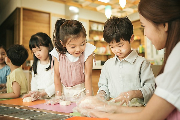포토 JPG 라이프스타일 여자 남자 어린이라이프 어린이 모션 실내 서기 미소 사람 동양인 여러명 상반신 성인 앞모습 교사 유치원 유치원생 한국인 체험학습 체험 즐거움 반죽 요리중 아이돌봄 국내포토 직업 교육 감정 뷰포인트 다수 컨셉 표정 인종 내부 생활 파일형식 돌봄서비스 서비스
