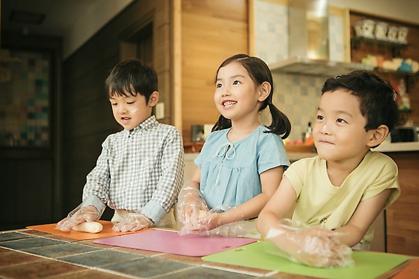 포토 JPG 라이프스타일 여자 남자 어린이라이프 어린이 모션 실내 서기 미소 사람 동양인 상반신 앞모습 세명 유치원 유치원생 한국인 체험학습 체험 즐거움 반죽 요리중 어린이만 국내포토 교육 감정 뷰포인트 컨셉 표정 인종 내부 생활 파일형식