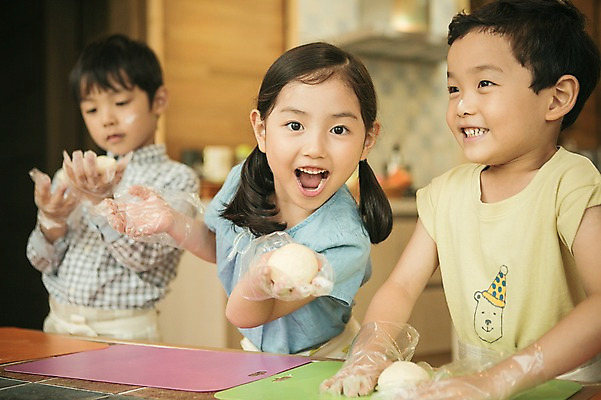 포토 JPG 라이프스타일 여자 남자 어린이라이프 어린이 모션 실내 서기 미소 들기 사람 동양인 상반신 앞모습 세명 유치원 유치원생 한국인 체험학습 체험 즐거움 반죽 요리중 어린이만 국내포토 교육 감정 뷰포인트 컨셉 표정 인종 내부 생활 파일형식