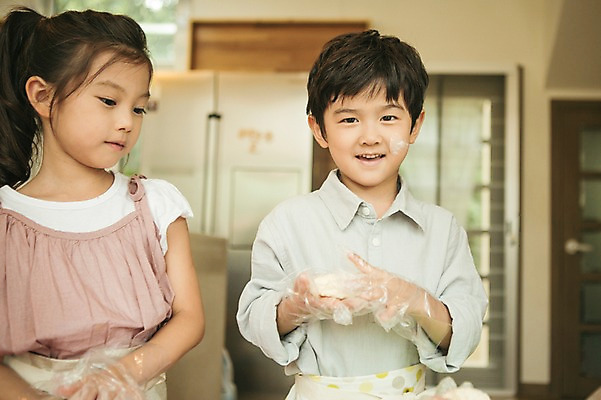 포토 JPG 라이프스타일 여자 남자 어린이라이프 어린이 모션 실내 서기 미소 들기 사람 동양인 상반신 두명 앞모습 유치원 유치원생 한국인 체험학습 체험 즐거움 반죽 요리중 어린이만 국내포토 교육 감정 뷰포인트 컨셉 표정 인종 내부 생활 파일형식