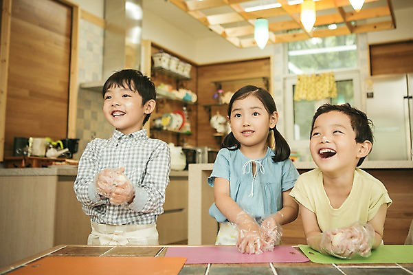 포토 JPG 라이프스타일 여자 남자 어린이라이프 어린이 모션 실내 서기 미소 들기 사람 동양인 상반신 앞모습 세명 유치원 유치원생 한국인 체험학습 체험 즐거움 반죽 요리중 어린이만 국내포토 교육 감정 뷰포인트 컨셉 표정 인종 내부 생활 파일형식