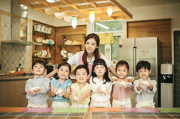 포토 JPG 라이프스타일 여자 남자 어린이라이프 어린이 모션 실내 서기 미소 사람 동양인 여러명 상반신 성인 앞모습 교사 유치원 유치원생 한국인 체험학습 체험 즐거움 반죽 요리중 아이돌봄 국내포토 직업 교육 감정 뷰포인트 다수 컨셉 표정 인종 내부 생활 파일형식 돌봄서비스