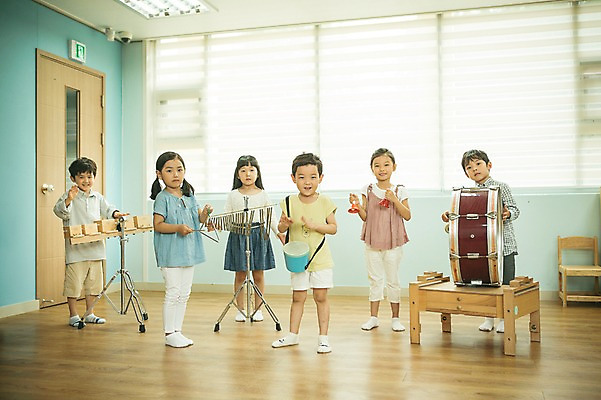 포토 JPG 전신 라이프스타일 여자 남자 어린이라이프 어린이 악기 연주 모션 함께함 실내 서기 들기 사람 동양인 여러명 앞모습 유치원 유치원생 한국인 즐거움 어린이만 국내포토 교육 감정 음악 뷰포인트 다수 컨셉 인종 내부 생활 파일형식