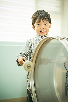 포토 JPG 라이프스타일 남자 어린이라이프 어린이 악기 연주 모션 실내 한명 서기 사람 동양인 상반신 앞모습 유치원 유치원생 한국인 즐거움 남자만 남자한명만 어린이만 소년만 소년한명만 국내포토 1 교육 감정 음악 뷰포인트 인종 내부 생활 파일형식