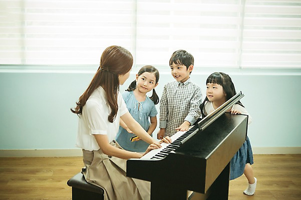 포토 JPG 라이프스타일 여자 남자 어린이라이프 어린이 악기 음악 연주 모션 함께함 실내 서기 사람 앉기 동양인 여러명 상반신 성인 앞모습 옆모습 교사 유치원 유치원생 한국인 건반 피아노 즐거움 아이돌봄 국내포토 직업 교육 감정 뷰포인트 다수 컨셉 문화예술 인종 내부 생활 건반악기 파일형식 돌봄서비스