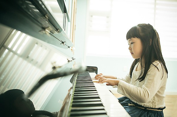포토 JPG 라이프스타일 여자 어린이라이프 어린이 악기 연주 모션 실내 한명 사람 앉기 동양인 상반신 옆모습 유치원 유치원생 한국인 체험 건반 피아노 즐거움 여자만 여자한명만 어린이만 소녀만 소녀한명만 국내포토 1 교육 감정 음악 뷰포인트 컨셉 인종 내부 생활 건반악기 파일형식