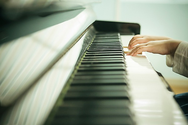 포토 JPG 라이프스타일 손 여자 어린이라이프 여유 어린이 악기 연주 모션 실내 한명 사람 동양인 옆모습 신체부위 유치원 유치원생 한국인 건반 피아노 즐거움 어린이만 국내포토 1 교육 감정 음악 뷰포인트 인종 내부 생활 건반악기 파일형식