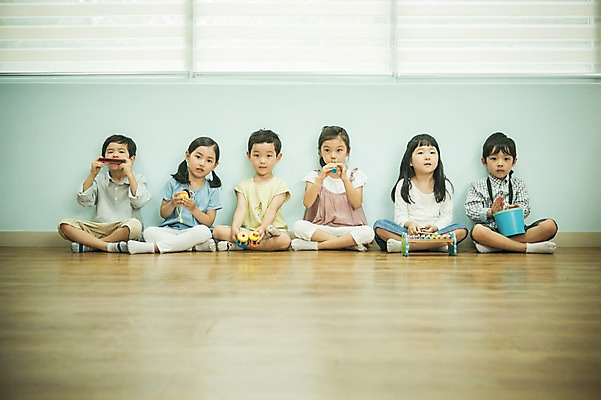 포토 JPG 전신 라이프스타일 여자 남자 어린이라이프 어린이 악기 연주 모션 함께함 실내 들기 사람 앉기 동양인 여러명 앞모습 유치원 유치원생 한국인 북 즐거움 어린이만 국내포토 교육 감정 음악 뷰포인트 다수 컨셉 타악기 인종 내부 생활 파일형식