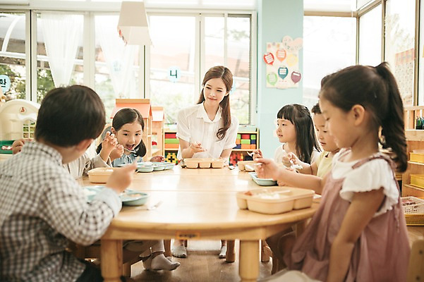 포토 JPG 라이프스타일 여자 남자 어린이라이프 어린이 모션 식탁 함께함 실내 사람 앉기 동양인 여러명 상반신 성인 앞모습 옆모습 교사 식사 유치원 유치원생 한국인 점심식사 급식 아이돌봄 국내포토 직업 교육 뷰포인트 다수 컨셉 탁자 인종 내부 생활 파일형식 돌봄서비스