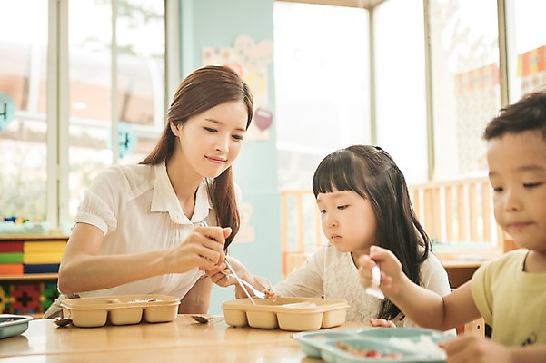 포토 JPG 라이프스타일 여자 남자 어린이라이프 어린이 모션 함께함 실내 사람 동양인 성인 앞모습 세명 교사 식사 유치원 유치원생 한국인 먹기 점심식사 급식 아이돌봄 국내포토 직업 교육 뷰포인트 컨셉 인종 내부 생활 파일형식 돌봄서비스