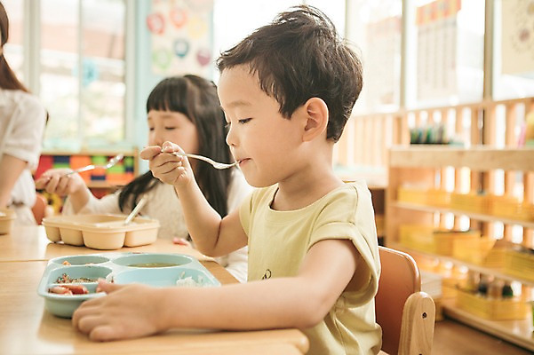 포토 JPG 라이프스타일 여자 남자 어린이라이프 어린이 모션 식탁 함께함 실내 사람 앉기 동양인 상반신 두명 옆모습 식사 유치원 유치원생 한국인 먹기 점심식사 급식 어린이만 국내포토 교육 뷰포인트 컨셉 탁자 인종 내부 생활 파일형식
