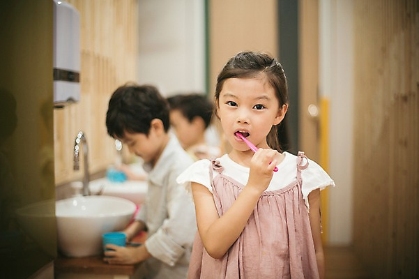 포토 JPG 라이프스타일 여자 남자 어린이라이프 어린이 모션 실내 서기 들기 사람 동양인 상반신 앞모습 옆모습 세명 깨끗함 유치원 유치원생 한국인 양치 칫솔 화장실 어린이만 국내포토 교육 뷰포인트 컨셉 인종 내부 생활 위생용품 청결 파일형식