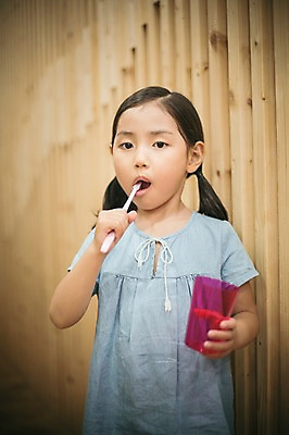 포토 JPG 라이프스타일 여자 어린이라이프 어린이 모션 실내 한명 서기 들기 사람 동양인 상반신 앞모습 컵 깨끗함 유치원 유치원생 한국인 양치 칫솔 화장실 여자만 여자한명만 어린이만 소녀만 소녀한명만 국내포토 1 식기 교육 뷰포인트 컨셉 인종 내부 생활 위생용품 청결 파일형식