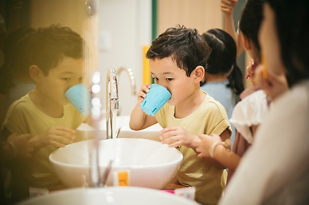 포토 JPG 라이프스타일 여자 남자 어린이라이프 어린이 모션 실내 서기 들기 사람 동양인 여러명 상반신 앞모습 컵 깨끗함 유치원 유치원생 한국인 양치 화장실 어린이만 국내포토 식기 교육 뷰포인트 다수 컨셉 인종 내부 생활 청결 파일형식