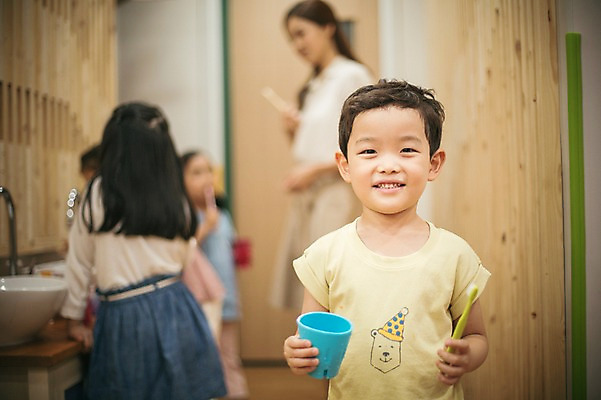 포토 JPG 라이프스타일 여자 남자 어린이라이프 어린이 모션 실내 서기 미소 들기 사람 동양인 여러명 성인 앞모습 뒷모습 아웃포커스 컵 깨끗함 교사 유치원 유치원생 한국인 양치 칫솔 아이돌봄 국내포토 직업 식기 교육 뷰포인트 다수 컨셉 촬영기법 표정 인종 내부 생활 위생용품 청결 파일형식 돌봄서비스