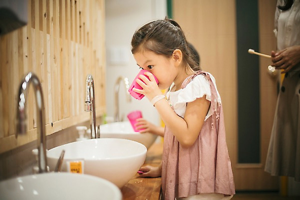포토 JPG 라이프스타일 여자 어린이라이프 어린이 모션 실내 한명 서기 들기 사람 동양인 상반신 옆모습 컵 깨끗함 유치원 유치원생 한국인 양치 여자만 어린이만 소녀만 국내포토 1 식기 교육 뷰포인트 컨셉 인종 내부 생활 청결 파일형식
