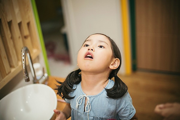 포토 JPG 라이프스타일 여자 어린이라이프 어린이 모션 실내 한명 서기 사람 동양인 상반신 앞모습 깨끗함 유치원 유치원생 한국인 양치 가글 여자만 여자한명만 어린이만 소녀만 소녀한명만 국내포토 1 교육 뷰포인트 컨셉 인종 내부 생활 청결 파일형식