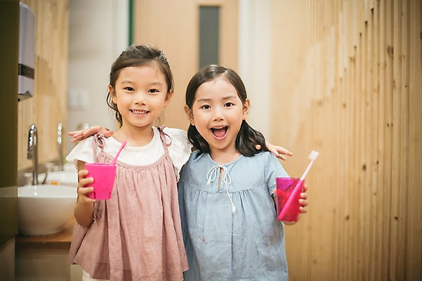 포토 JPG 라이프스타일 여자 어린이라이프 어린이 모션 어깨동무 실내 서기 미소 들기 사람 동양인 상반신 두명 앞모습 컵 깨끗함 유치원 유치원생 한국인 양치 칫솔 여자만 어린이만 소녀만 국내포토 식기 교육 뷰포인트 포즈 컨셉 표정 인종 내부 생활 위생용품 청결 파일형식