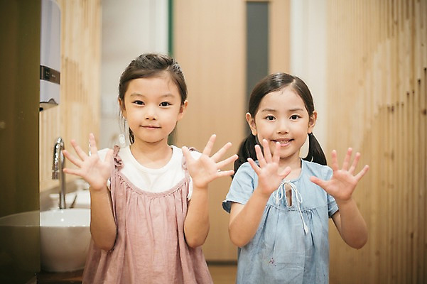 포토 JPG 라이프스타일 여자 어린이라이프 어린이 모션 실내 손바닥 서기 미소 사람 동양인 손짓 상반신 두명 앞모습 깨끗함 청결 유치원 유치원생 한국인 화장실 보여주기 여자만 어린이만 소녀만 국내포토 손 교육 뷰포인트 컨셉 표정 인종 내부 생활 위생 파일형식
