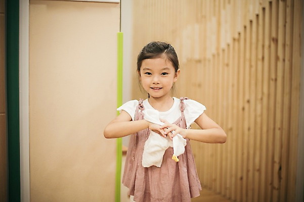 포토 JPG 라이프스타일 여자 어린이라이프 어린이 모션 실내 한명 서기 사람 동양인 손짓 상반신 앞모습 깨끗함 청결 유치원 유치원생 한국인 화장실 여자만 여자한명만 어린이만 소녀만 소녀한명만 국내포토 1 교육 뷰포인트 컨셉 인종 내부 생활 위생 파일형식