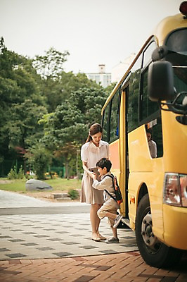 포토 JPG 주간 전신 라이프스타일 여자 남자 어린이라이프 어린이 모션 버스 서기 사람 동양인 성인 야외 두명 앞모습 옆모습 교사 유치원 유치원생 한국인 도움 스쿨버스 등교 하교 국내포토 자연요소 직업 교육 육상교통 뷰포인트 컨셉 대중교통 인종 생활 등하교 파일형식