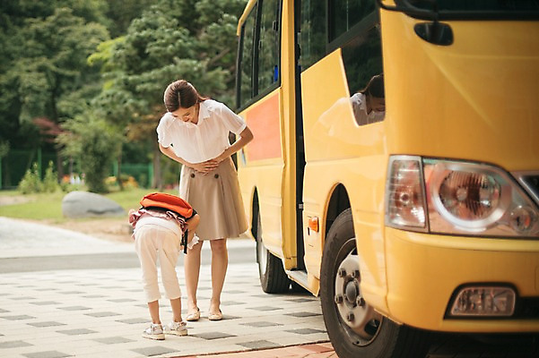 포토 JPG 주간 전신 라이프스타일 여자 어린이라이프 어린이 모션 버스 함께함 서기 사람 동양인 성인 야외 두명 앞모습 뒷모습 교사 유치원 유치원생 한국인 스쿨버스 등교 하교 배꼽인사 여자만 국내포토 자연요소 직업 교육 육상교통 뷰포인트 컨셉 대중교통 인종 생활 인사 등하교 파일형식