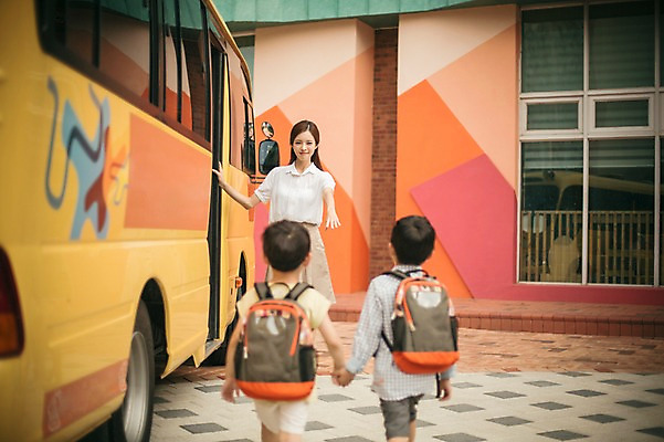 포토 JPG 주간 전신 라이프스타일 여자 남자 어린이라이프 어린이 모션 버스 함께함 서기 사람 동양인 손짓 상반신 성인 야외 앞모습 세명 손잡기 교사 유치원 유치원생 한국인 스쿨버스 등교 하교 국내포토 자연요소 직업 교육 육상교통 뷰포인트 컨셉 대중교통 인종 생활 등하교 파일형식