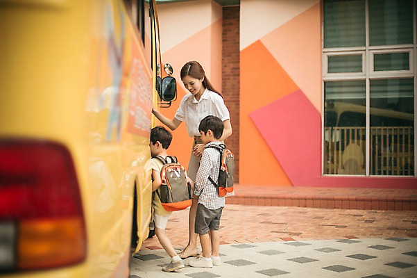 포토 JPG 주간 전신 라이프스타일 여자 남자 어린이라이프 어린이 모션 버스 서기 사람 동양인 성인 야외 옆모습 세명 교사 유치원 유치원생 한국인 도움 승차 스쿨버스 등교 하교 국내포토 자연요소 직업 교육 육상교통 뷰포인트 컨셉 대중교통 인종 생활 등하교 파일형식