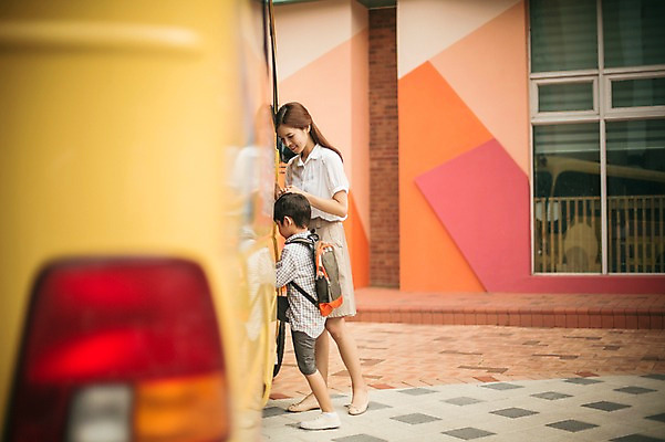 포토 JPG 주간 전신 라이프스타일 여자 남자 어린이라이프 어린이 모션 버스 사람 동양인 성인 야외 두명 옆모습 교사 유치원 유치원생 한국인 도움 승차 스쿨버스 등교 하교 국내포토 자연요소 직업 교육 육상교통 뷰포인트 컨셉 대중교통 인종 생활 등하교 파일형식