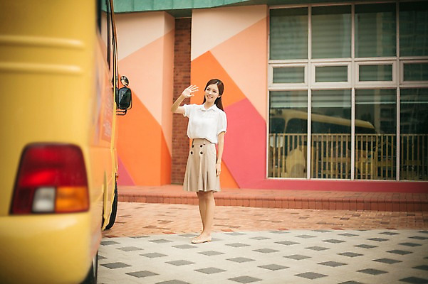 포토 JPG 주간 전신 라이프스타일 여자 어린이라이프 어린이 모션 버스 사랑 한명 서기 미소 사람 동양인 성인 야외 앞모습 교사 유치원 한국인 인사 스쿨버스 즐거움 등교 하교 손인사 여자만 여자한명만 국내포토 자연요소 직업 1 교육 감정 육상교통 뷰포인트 대중교통 표정 인종 생활 예절 등하교 파일형식