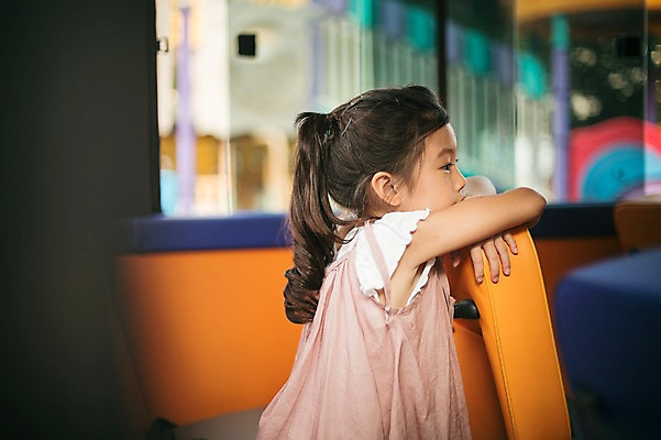 포토 JPG 주간 라이프스타일 여자 어린이라이프 어린이 모션 한명 사람 앉기 동양인 상반신 야외 옆모습 유치원 유치원생 한국인 기다림 지루함 스쿨버스 등교 하교 여자만 여자한명만 어린이만 소녀만 소녀한명만 국내포토 자연요소 1 교육 감정 뷰포인트 버스 인종 생활 등하교 파일형식