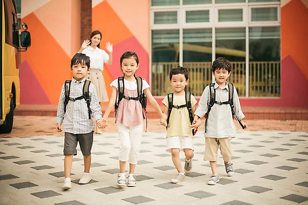 포토 JPG 주간 전신 라이프스타일 여자 남자 어린이라이프 어린이 모션 함께함 미소 사람 동양인 여러명 성인 야외 앞모습 걷기 손잡기 교사 유치원 유치원생 한국인 스쿨버스 등교 하교 손인사 국내포토 자연요소 직업 교육 뷰포인트 다수 컨셉 버스 표정 인종 생활 인사 등하교 파일형식