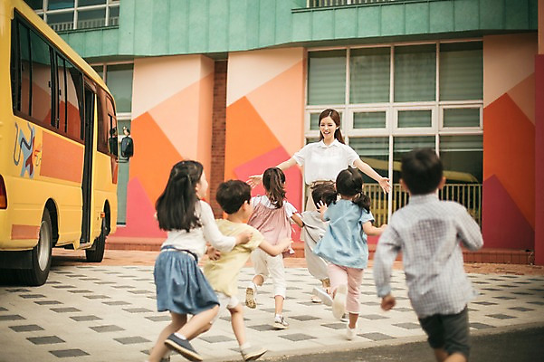 포토 JPG 주간 전신 라이프스타일 여자 남자 어린이라이프 어린이 모션 함께함 사람 동양인 여러명 성인 야외 앞모습 뒷모습 달리기 교사 유치원 유치원생 한국인 스쿨버스 등교 하교 국내포토 자연요소 직업 교육 뷰포인트 다수 컨셉 버스 인종 생활 등하교 파일형식