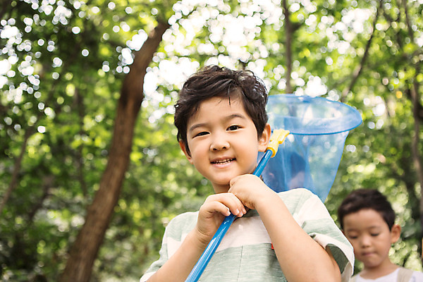 포토 JPG 주간 나무 식물 라이프스타일 남자 어린이라이프 어린이 모션 서기 들기 사람 동양인 상반신 야외 두명 앞모습 유치원 한국인 체험학습 체험 채집망 남자만 어린이만 소년만 국내포토 자연요소 교육 뷰포인트 컨셉 인종 생활 파일형식