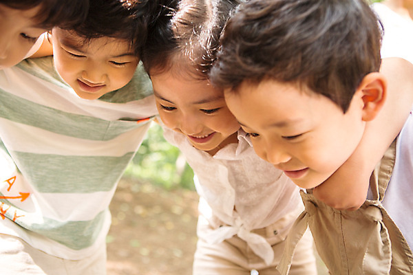 포토 자연요소 라이프스타일 교육 어린이 뷰포인트 포즈 다수 컨셉 모션 사람 동양인 인종 생활 체험 파일형식 JPG 주간 여자 남자 어린이라이프 어깨동무 서기 여러명 상반신 야외 앞모습 유치원 유치원생 한국인 체험학습 어린이만 국내포토