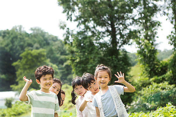 포토 JPG 주간 라이프스타일 여자 남자 어린이라이프 어린이 모션 서기 미소 사람 동양인 여러명 상반신 야외 앞모습 유치원 유치원생 한국인 인사 체험학습 체험 즐거움 손인사 어린이만 국내포토 자연요소 교육 감정 뷰포인트 다수 컨셉 표정 인종 생활 예절 파일형식