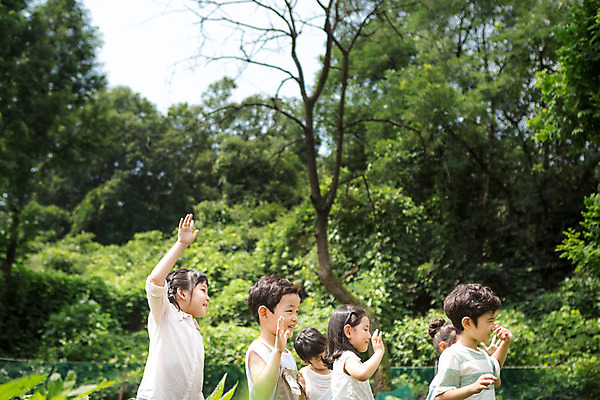 포토 JPG 주간 나무 식물 라이프스타일 여자 남자 어린이라이프 어린이 모션 서기 사람 동양인 여러명 상반신 야외 옆모습 유치원 유치원생 한국인 인사 체험학습 체험 손인사 텃밭 어린이만 국내포토 자연요소 교육 뷰포인트 다수 컨셉 밭 인종 생활 예절 파일형식