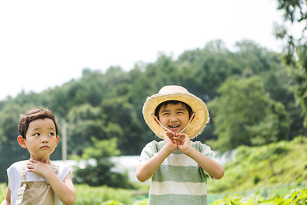 포토 JPG 주간 라이프스타일 남자 어린이라이프 어린이 모션 서기 사람 동양인 상반신 야외 두명 앞모습 유치원 유치원생 한국인 체험학습 체험 텃밭 남자만 어린이만 소년만 국내포토 자연요소 교육 뷰포인트 컨셉 밭 인종 생활 파일형식