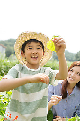 포토 JPG 주간 라이프스타일 여자 남자 어린이라이프 어린이 모션 서기 사람 앉기 동양인 상반신 성인 야외 두명 앞모습 교사 유치원 유치원생 한국인 체험학습 체험 국내포토 자연요소 직업 교육 뷰포인트 컨셉 인종 생활 파일형식