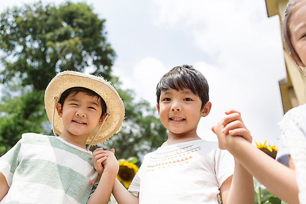 포토 JPG 주간 라이프스타일 여자 남자 어린이라이프 어린이 모션 서기 미소 사람 동양인 상반신 야외 앞모습 세명 손잡기 유치원 한국인 체험학습 체험 즐거움 텃밭 어린이만 국내포토 자연요소 교육 감정 뷰포인트 컨셉 밭 표정 인종 생활 파일형식