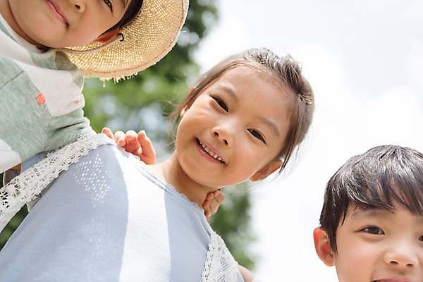 포토 JPG 주간 라이프스타일 여자 남자 어린이라이프 어린이 로우앵글 모션 어깨동무 서기 미소 사람 동양인 상반신 야외 앞모습 세명 유치원 한국인 체험학습 체험 즐거움 어린이만 국내포토 자연요소 교육 감정 뷰포인트 포즈 컨셉 표정 인종 생활 파일형식