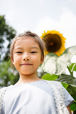 포토 JPG 주간 식물 라이프스타일 여자 꽃 어린이라이프 어린이 모션 해바라기 한명 서기 미소 들기 사람 동양인 상반신 야외 앞모습 유치원 한국인 체험학습 체험 즐거움 여자만 여자한명만 어린이만 소녀만 소녀한명만 국내포토 자연요소 1 교육 감정 뷰포인트 컨셉 표정 인종 생활 파일형식