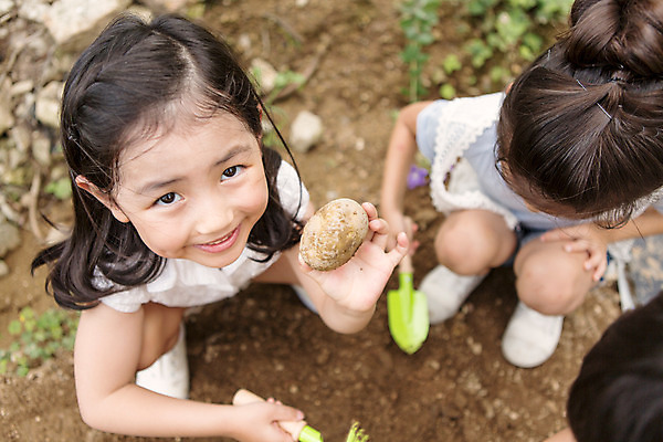 포토 JPG 주간 전신 라이프스타일 여자 어린이라이프 어린이 모션 감자 미소 들기 사람 앉기 동양인 야외 앞모습 세명 유치원 유치원생 한국인 체험학습 체험 삽 즐거움 텃밭 여자만 어린이만 소녀만 국내포토 자연요소 교육 감정 뷰포인트 컨셉 밭 채소 표정 인종 생활 파일형식