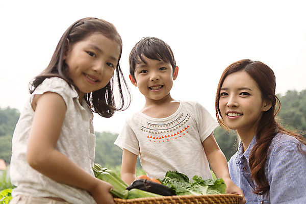 포토 JPG 주간 식물 라이프스타일 여자 남자 어린이라이프 어린이 모션 서기 미소 들기 사람 앉기 동양인 상반신 성인 야외 앞모습 세명 바구니 교사 유치원 유치원생 한국인 체험학습 체험 즐거움 텃밭 아이돌봄 국내포토 자연요소 직업 교육 감정 뷰포인트 컨셉 밭 표정 인종 생활 파일형식 돌봄서비스