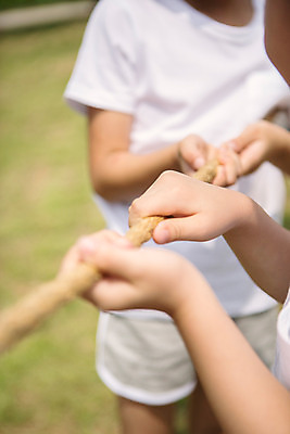 포토 JPG 주간 라이프스타일 손 어린이라이프 어린이 밧줄 모션 협력 서기 사람 동양인 상반신 야외 두명 앞모습 신체부위 운동 유치원 활발 유치원생 한국인 잡기 줄다리기 천진난만 어린이만 국내포토 자연요소 교육 줄 뷰포인트 컨셉 놀이 건강 인종 생활 파일형식