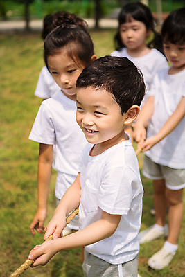 포토 JPG 주간 라이프스타일 여자 남자 어린이라이프 어린이 밧줄 모션 협력 서기 사람 동양인 여러명 상반신 야외 앞모습 운동 유치원 활발 유치원생 한국인 잡기 줄다리기 천진난만 어린이만 국내포토 자연요소 교육 줄 뷰포인트 다수 컨셉 놀이 건강 인종 생활 파일형식